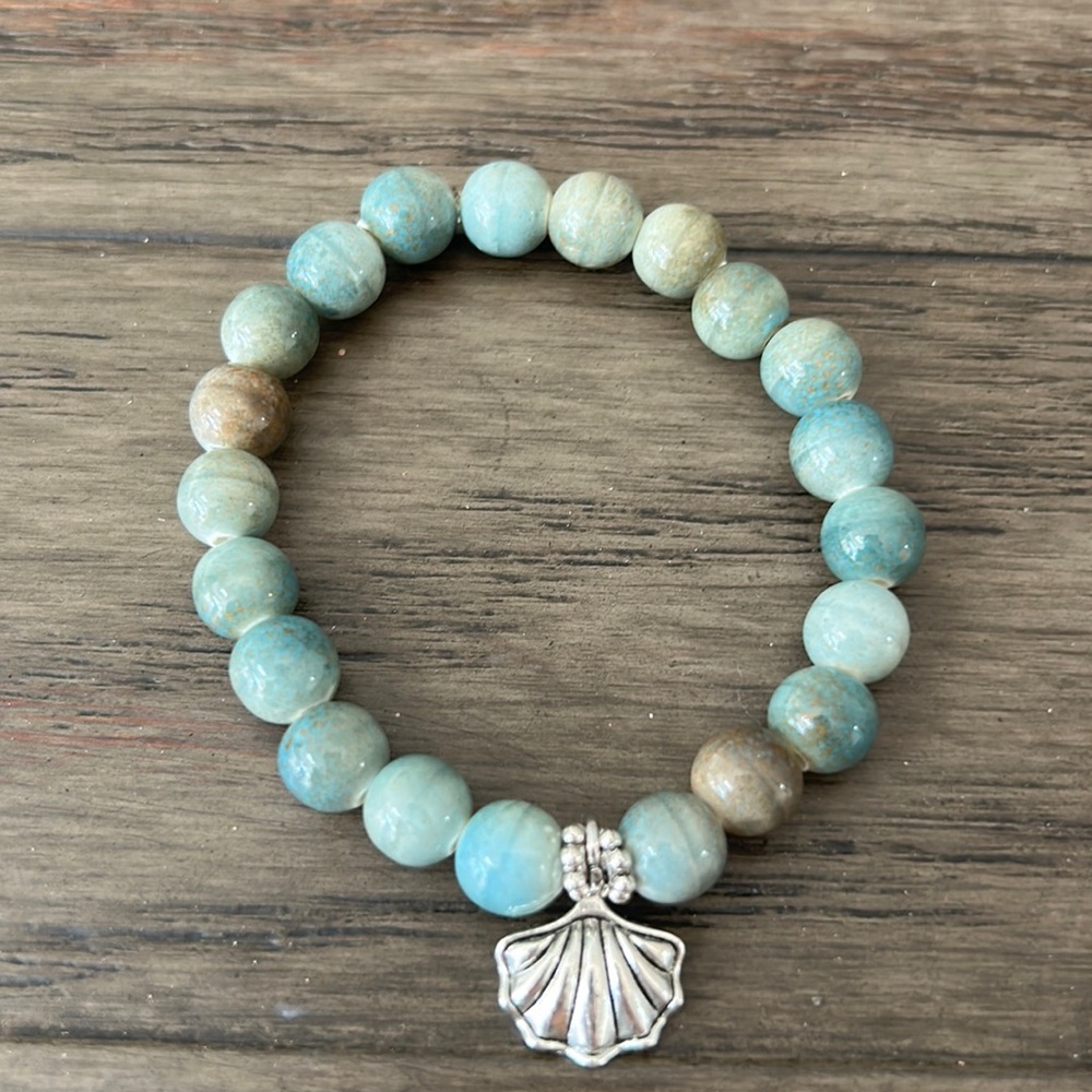 New Handmade stretchy bracelet with shell charm. Size 7